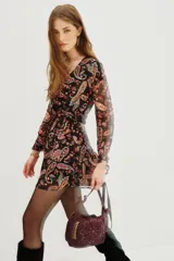 Vestido corto negro de manga larga con escote en V y frunces en la cintura. Presenta un estampado paisley multicolor vibrante.