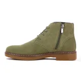 Bota casual de gamuza color verde kaki, con cordones al tono, costuras reforzadas y suela de goma color suela con detalle de pespunte blanco.