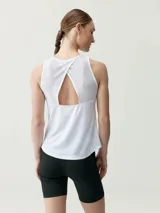 Musculosa deportiva Daila 2.0 de color blanco, confeccionada en tejido técnico con cuello redondo y diseño sin mangas.