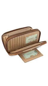 Billetera larga de diseño combinado en tonos terracota y beige, confeccionada en material sintético con textura tipo gamuza y lisa. Cuenta con cierre perimetral, solapa frontal con broche a presión y visor para documentos, además de múltiples compartimentos internos para tarjetas, billetes y monedero con cierre.