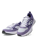 Championes Under Armour modelo Mirage Sport, color violeta con detalles en blanco. Presentan una combinación de gamuza y malla en la parte superior, con el logo de la marca en el lateral y una suela de goma blanca con refuerzo negro en la puntera.