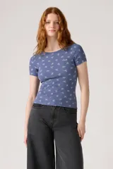 Remera azul con estampado de flores blancas, de corte ajustado y mangas cortas.
