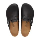 Zueco Birkenstock modelo Boston, color negro, confeccionado en cuero con hebilla metálica ajustable y suela de corcho y goma.