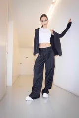 Pantalón de vestir color negro, de corte sastrero.