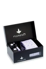 Set de regalo Florenzi que incluye corbata de microfibra con diseño de flores pequeñas en lila y blanco, pañuelo de bolsillo cuadrado con el mismo diseño y gemelos redondos forrados en la misma tela. Presentado en caja negra con logo de la marca.