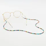 Correa para lentes con cuentas de cristal multicolor y terminales doradas con enganches de mosquetón.