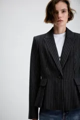 Blazer entallado con diseño peplum, confeccionado en tela con estampado de raya diplomática. Presenta cuello con solapas de muesca, cierre frontal con un botón, mangas largas y bolsillos delanteros con solapa.