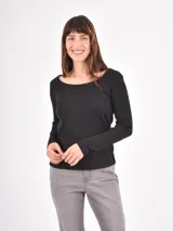 Remera de manga larga con cuello redondo, confeccionada en tejido de punto acanalado de color gris.