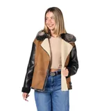 Campera estilo aviador con cuerpo de gamuza sintética color marrón y mangas de cuero sintético negro. Presenta cuello con solapas de piel sintética, interior forrado en corderito y cierre frontal con cremallera.