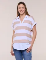 Remera holgada con diseño two-fold que simula efecto superpuesto con una camisa blanca inferior. Presenta cuello polo, escote en V y rayas horizontales beige y blancas.