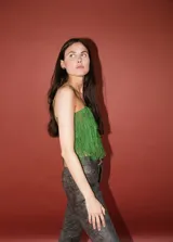 Top color beige de rafia con tirantes finos.