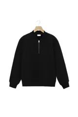Sudadera de algodón color negro, con cuello redondo y cierre frontal parcial. Presenta mangas largas con puños y ruedo en rib.