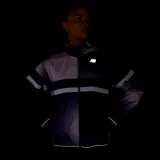 Campera deportiva New Balance modelo Accelerate, color lila y rosa con detalles en blanco. Cuenta con capucha, cierre frontal y bolsillos laterales. Ideal para running y actividades al aire libre.