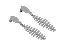 Aros colgantes de acero dorado con forma de esqueleto de pez.