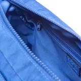 Cartera tipo bandolera de tela técnica color azul, con múltiples compartimentos con cierre, correa ajustable y logo circular grabado en el frente.