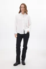 Blazer azul de corte recto, con solapas y cierre con dos botones.