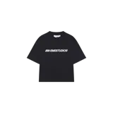 Remera oversize negra de manga corta, con cuello redondo y el logotipo de la marca estampado en el pecho en color blanco.