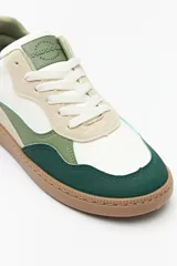 Zapatillas de símil cuero con recortes en gamuza de variados colores y suela de 2,5cm de alto.