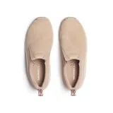 Zapato tipo slip on Merrell modelo Jungle Moc, confeccionado en gamuza color beige con suela de goma antideslizante y diseño ergonómico para mayor comodidad.
