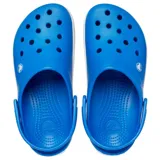 Zuecos Crocs modelo Crocband™ en color lila claro con plataforma blanca y una línea decorativa morada. Presentan el diseño clásico con orificios de ventilación y tira trasera ajustable.