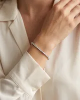 Pulsera tipo tenis de acero con engaste de circonias brillantes en toda su extensión.
