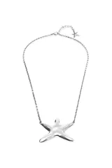 Collar largo de aleación de metales con baño de plata, compuesto por una cadena fina y un dije central con forma de estrella de mar de diseño liso y pulido.