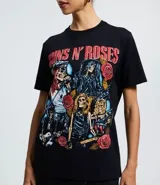 Remera de algodón color negro con cuello redondo y mangas cortas. Presenta un estampado gráfico en la espalda con el logo de la banda Guns N' Roses y una lista de ciudades en tonos rojos y naranjas, rodeado por un diseño de rosas.