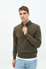 Buzo azul marino de tejido de punto con cuello alto y medio cierre con cremallera.