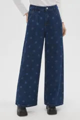 Pantalón de jean azul con estampado de lunares, tiro alto, pinzas en la cintura y corte ancho.