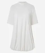 Vestido estilo camiseta de algodón, con cuello redondo, mangas cortas y diseño oversized con efecto balonê en el ruedo.