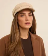 Boina color beige confeccionada en tweed con visera curva.