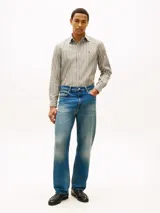 Camisa de manga larga Tommy Hilfiger de corte regular, confeccionada en popelín de algodón color beige con rayas verticales texturizadas en tonos blancos y oscuros. Presenta cuello con botones, puños redondeados y el logo de la marca bordado en el pecho.