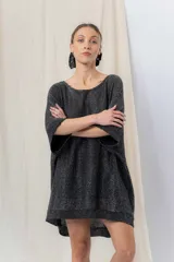 Vestido-buzo tejido oversize jaspeado con escote redondo, mangas amplias tipo murciélago y terminaciones acanaladas en ruedo y puños.