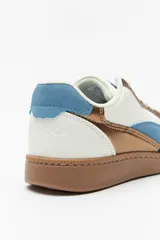 Zapatillas de símil cuero con recortes en gamuza de variados colores y suela de 2,5cm de alto.