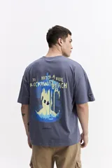 Remera de manga corta color lila, con escote redondo y fit regular. Presenta un estampado frontal de una manzana mordida con un gusano.