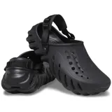 Zueco Crocs modelo Echo, color negro, con diseño esculpido y deportivo. Presenta una estructura moldeada con puertos de ventilación laterales y superiores, y una correa trasera ajustable con almohadilla para el talón.
