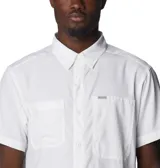 Camisa de manga corta Columbia con cuello clásico y cierre frontal de botones. Presenta dos bolsillos frontales en el pecho, uno de ellos con cierre lateral, y un diseño técnico con ventilación en la espalda.