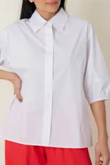 Camisa blanca de algodón, manga tres cuartos ancha con frunce y calce holgado.