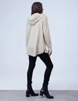 Campera color beige de modal, con cierre metálico central, capucha con cordón de ajuste y tajos laterales.