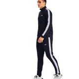 Conjunto deportivo Under Armour para hombre, compuesto por una campera con cierre frontal y cuello alto, y un pantalón de corte ajustado. Ambas piezas presentan el logo de la marca en color negro y franjas laterales oscuras.