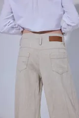 Pantalón de tiro medio y piernas anchas, confeccionado en mezcla de lino y algodón, con bolsillos delanteros y traseros con detalles de costuras pespunteadas a contratono.