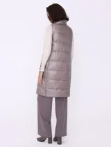 Campera larga sin mangas color visón, con cuello alto y cierre frontal.