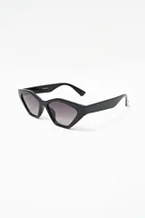 Lentes de sol negros con forma geométrica y patillas gruesas.