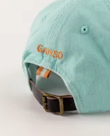 Gorro con visera de algodón con efecto lavado en color salmón, con bordado circular en el frente.