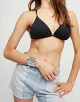 Pulsera rígida plateada con forma de mantarraya.