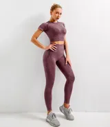 Remera manga corta color borgoña, corte crop top y tejido texturizado.