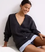 Short pollera de tiro medio confeccionado en tejido tweed texturizado color celeste. Presenta un diseño corto con cintura fija y cierre lateral con cremallera.