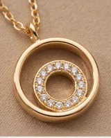 Collar de plata con baño de oro y diseño de doble círculo, decorado con circonias en el círculo interior.