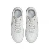Championes Nike Air Force 1 Dance de corte bajo, confeccionados en cuero blanco con detalles texturizados. Presentan un diseño de swoosh lateral con acabado brillante y costuras visibles, manteniendo la estética clásica del modelo con suela de goma resistente.