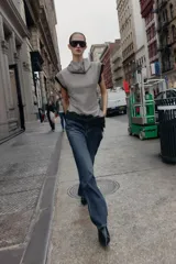 Top sin mangas con cuello subido, confeccionado en tejido con estampado pata de gallo. Presenta un diseño asimétrico en el bajo decorado con encaje negro, detalle que también se encuentra en las sisas.